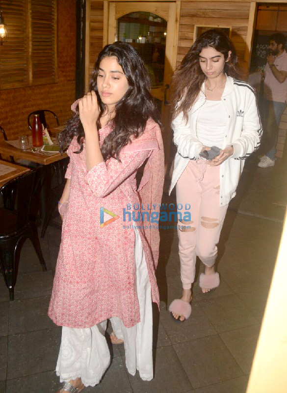 janhvi kapoor and khushi kapoor snapped at farmers cafe in bandra 2