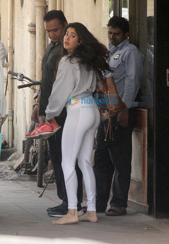 janhvi kapoor spotted at the gym in bandra 1
