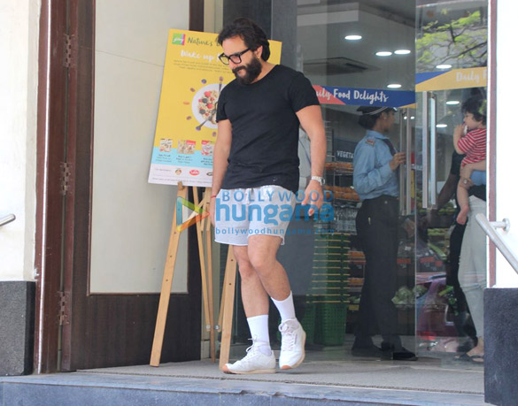 kareena kapoor khan and saif ali khan snapped with their son taimur ali khan in bandra 3