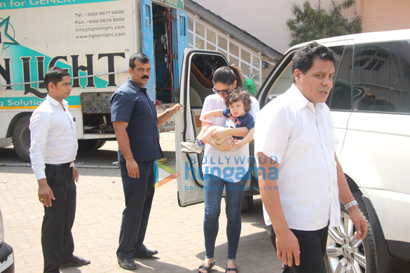 kareena kapoor khan and taimur ali khan snapped at mehboob studio 2