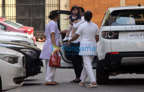 kareena kapoor khan and taimur ali khan spotted at amrita aroras house 3