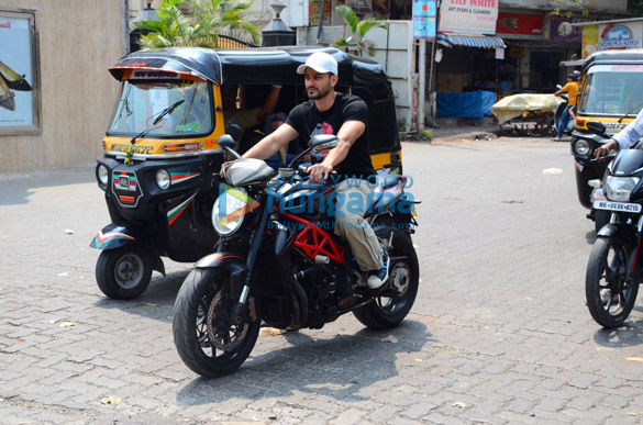 kunal khemu spotted on bike in bandra 1