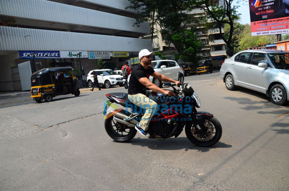 kunal khemu spotted on bike in bandra 5