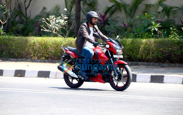 Mahendra Singh Dhoni snapped as he takes a ride in Bandra Mahendra Singh Dhoni snapped as he takes a ride in Bandra
