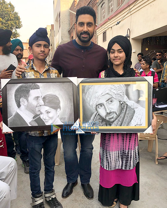 After Anil Kapoor, Abhishek Bachchan receives a handmade gift from fans (see picture)