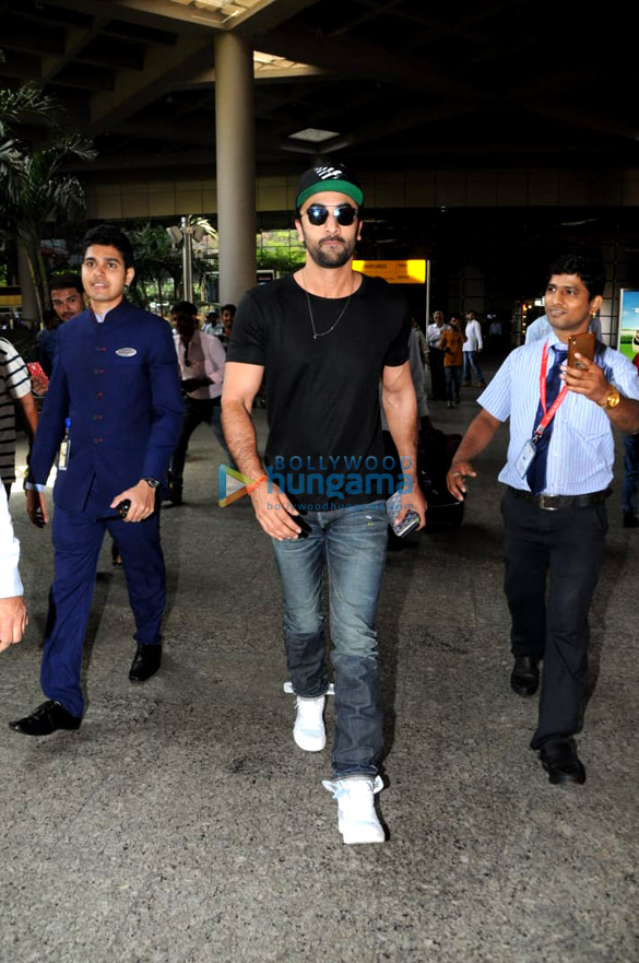 pooja hegde tamannaah bhatia and others snapped at the airport 13