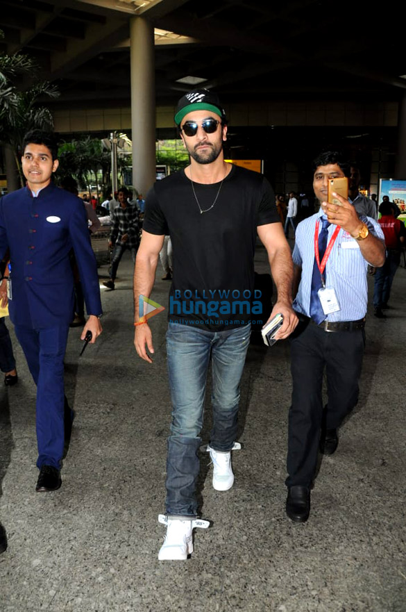 pooja hegde tamannaah bhatia and others snapped at the airport 14