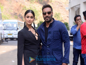 Raid stars Ajay Devgn and Ileana D'cruz snapped with Shilpa Shetty on Super Dancer 2 sets