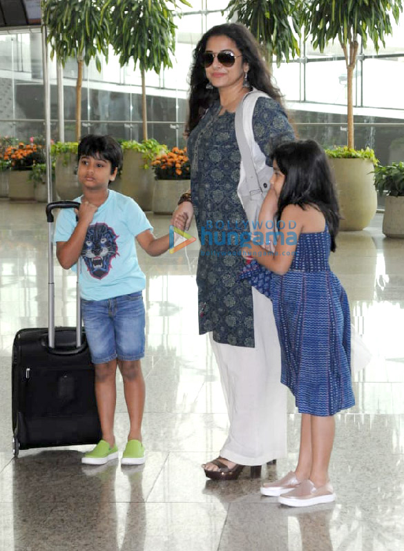 ranveer singh deepika padukone and others snapped at the airport3 3