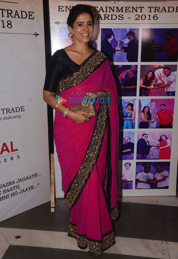 raveena tandon and sonali kulkarni grace the 2nd entertainment trade awards 2018 4