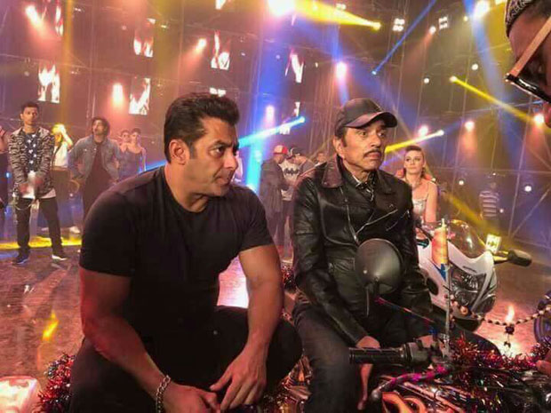 Salman Khan and Dharmendra twin in black with Sajid Nadiadwala for a song shoot for Yamla Pagla Deewana Phir Se