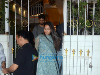 Shahid Kapoor and Mira Rajput snapped with brother Ishaan Khatter in Juhu