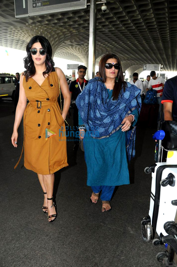 shruti haasan athiya shetty and others snapped at the airport 3