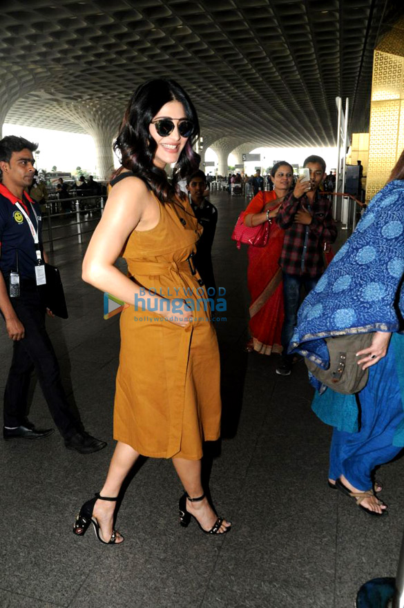 shruti haasan athiya shetty and others snapped at the airport 4