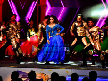 Sidharth Malhotra, Kriti Sanon and Madhuri Dixit perform at Mumbai T20 opening ceremony