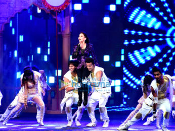 Sidharth Malhotra, Kriti Sanon and Madhuri Dixit perform at Mumbai T20 opening ceremony