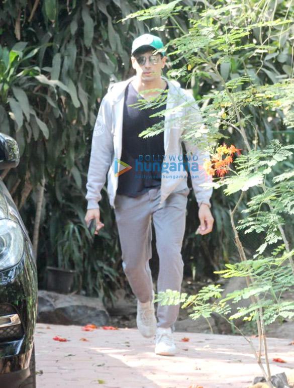 sidharth malhotra spotted at dance class in bandra 6