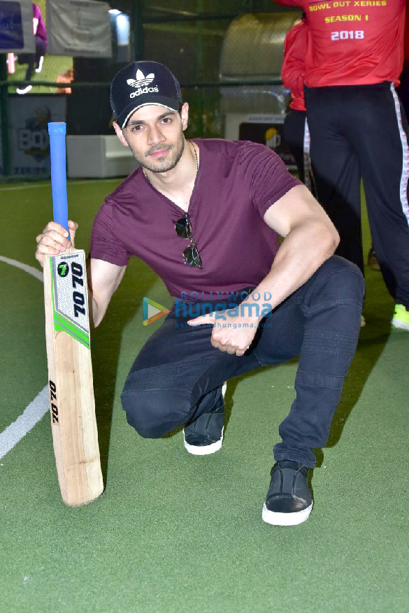 sooraj pancholi attends box cricket match in bandra 3