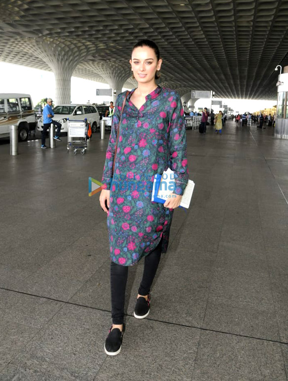 sunny leone snapped at the airport 11