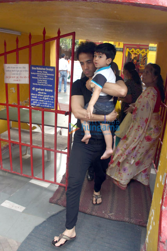 tusshar kapoor snapped at a temple in juhu 1