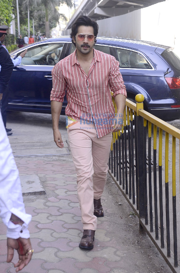 varun dhawan snapped in mumbai 5