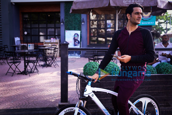vikas gupta spotted riding a bicycle in mumbai 4