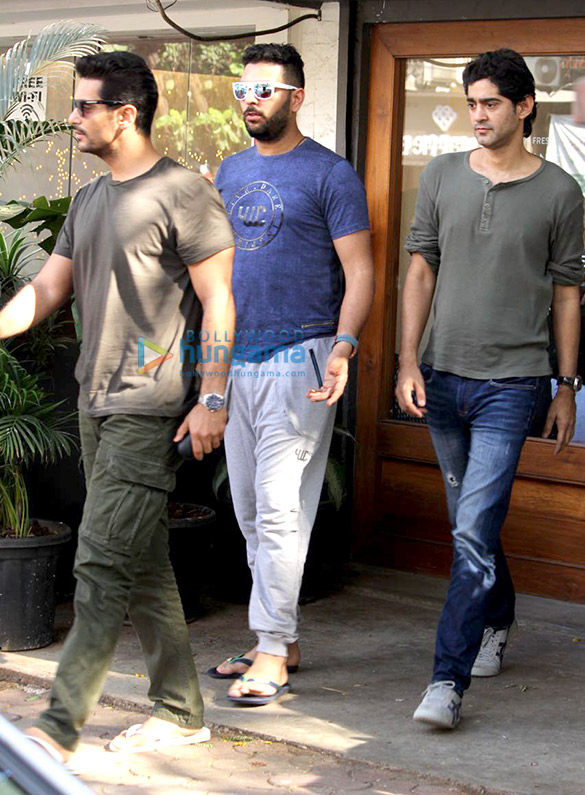 yuvraj singh angad bedi and gaurav kapoor snapped at sequel cafe in bandra 1