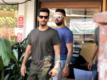 Yuvraj Singh, Angad Bedi and Gaurav Kapoor snapped at Sequel Cafe in Bandra