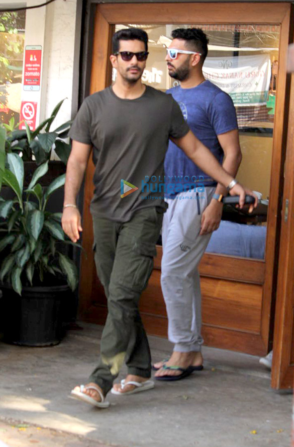 yuvraj singh angad bedi and gaurav kapoor snapped at sequel cafe in bandra 7