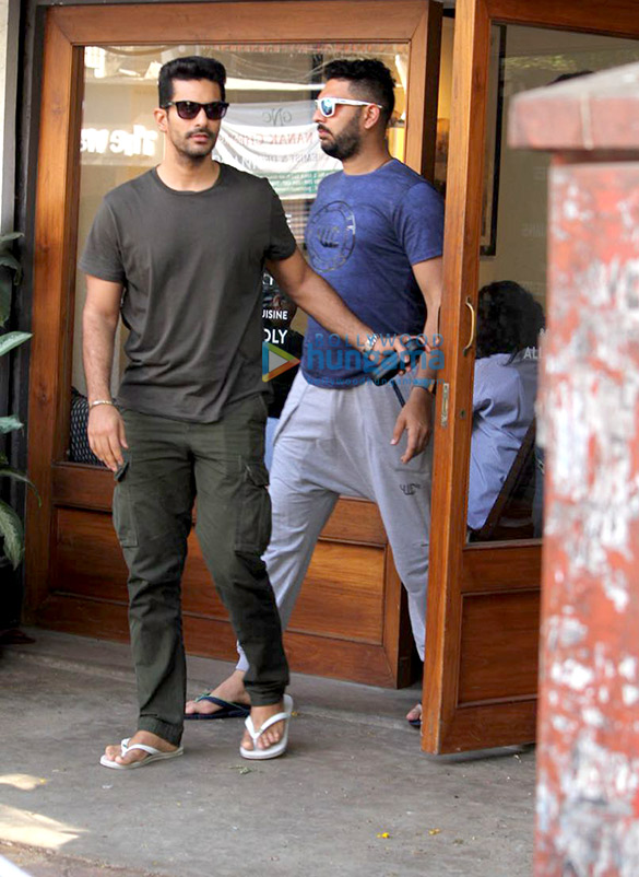 yuvraj singh angad bedi and gaurav kapoor snapped at sequel cafe in bandra 9