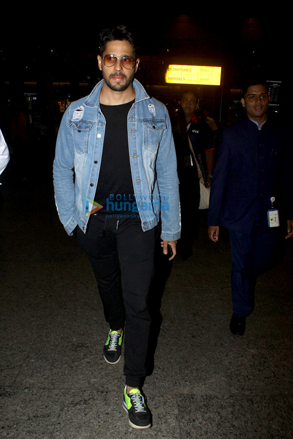 aamir khan juhi chawla karisma kapoor malaika arora snapped at airport 13