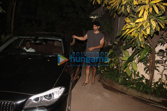 aditya roy kapoor spotted in bandra 3