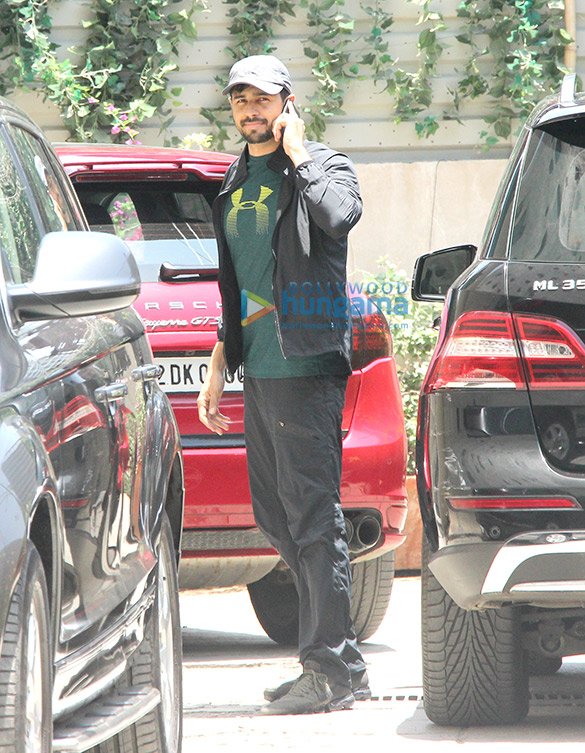 aditya roy kapur sidharth malohtra shahid kapoor and nidhhi agerwal snapped at the gym 6