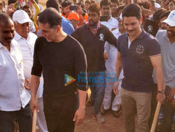 Akshay Kumar snapped participating in the water harvesting drive in Satara