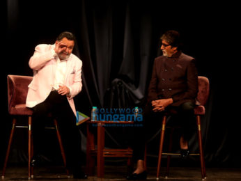 Amitabh Bachchan and Rishi Kapoor snapped in conversation