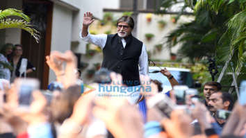 Amitabh Bachchan snapped greeting fans