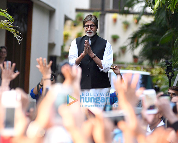 amitabh bachchan snapped greeting fans 3