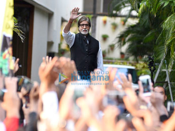 Amitabh Bachchan snapped greeting fans