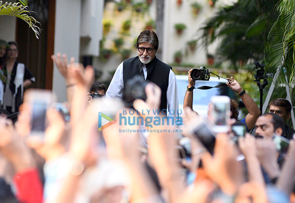 amitabh bachchan snapped greeting fans 5