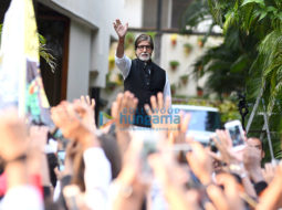 Amitabh Bachchan snapped greeting fans