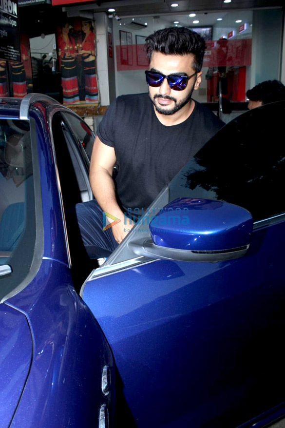 arjun kapoor spotted at shoojit sircars office in juhu 4