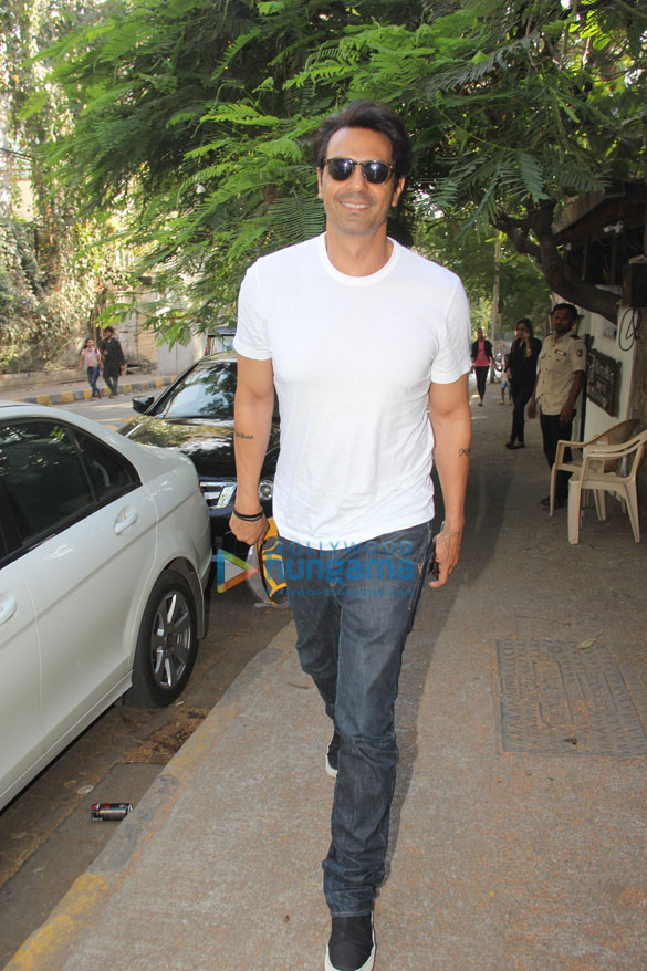 arjun rampal spotted at hakim aalims in bandra 2
