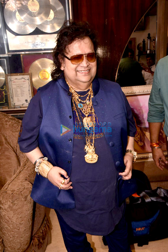 bappi lahiri celebrates his entry into a records book 4