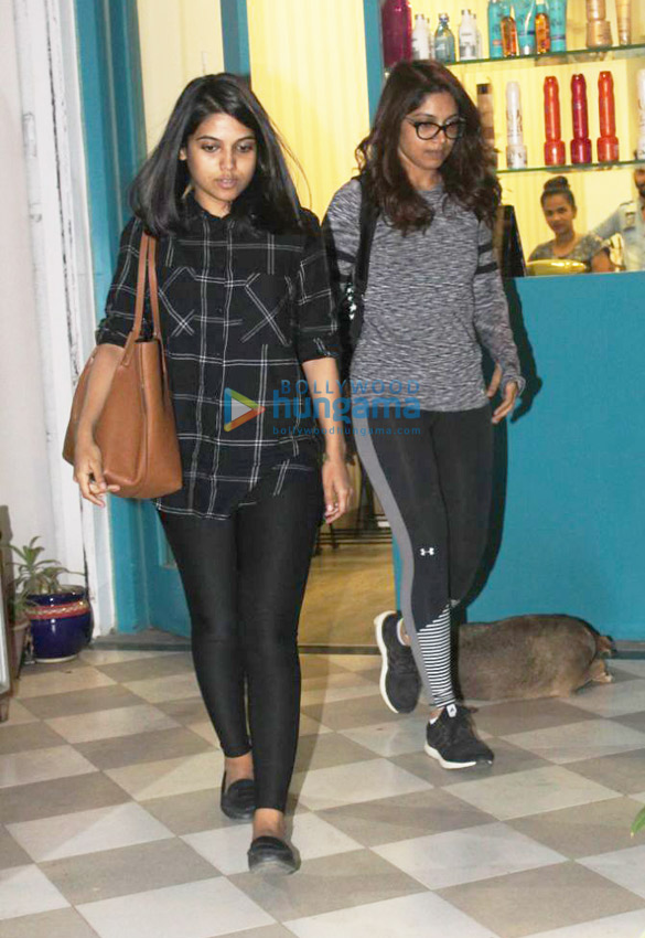 bhumi pednekar spotted with her sister at a store in juhu 4