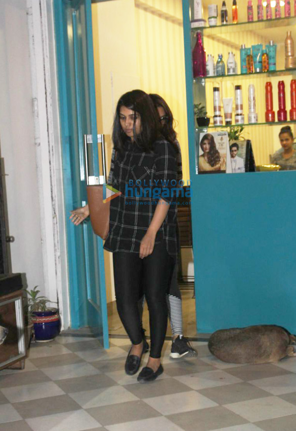 bhumi pednekar spotted with her sister at a store in juhu 5