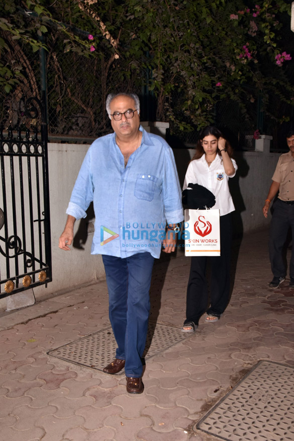 boney kapoor snapped with daughters 6