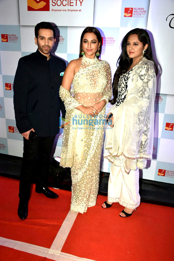 celebs attend manish malhotras show the walk of mijwan 13 2