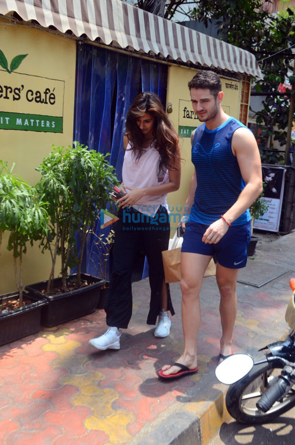 disha patani spotted outside a cafe in bandra 3
