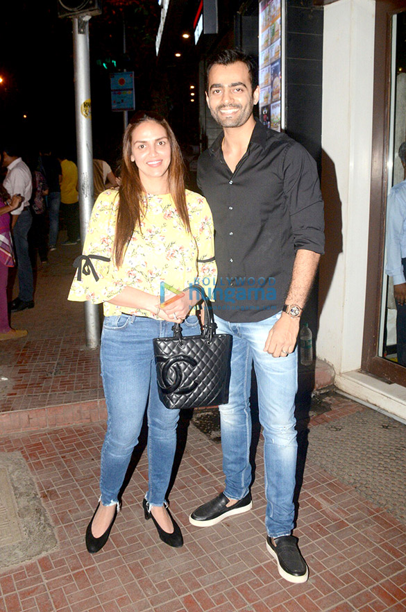 esha deol snapped with friends at khar 5