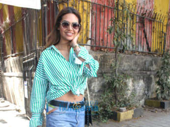 Esha Gupta spotted at Kromakay Salon in Juhu
